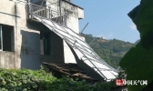 浙江青田县现雷雨大风 屋顶瓦片被吹落