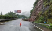 重庆G42沪蓉高速路段发生山体滑坡 道路正在抢修司机需绕行