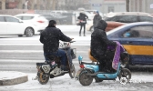 河北石家庄迎降雪天气 满天飞雪银装素裹