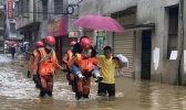 湖北咸宁暴雨致7名考生被困 积水1米多消防员利用橡皮艇救援