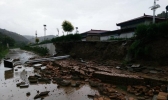 甘肃庆阳遭暴雨袭击 积水淹没地板房屋倒塌
