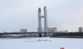 呼伦贝尔出现大范围降雪 内蒙古市民着冬装出行