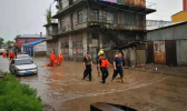 哈尔滨宾县暴雨路段严重积水 消防员转移受困群众200余人