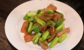 午餐肉怎么炒好吃 蒜苗炒午餐肉的家常做法