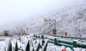 沪渝高速湖北长阳段遭遇冰雪天气