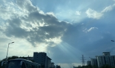 北京现“云隙光”景象 阳光如利刃刺破云层