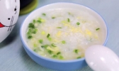 小葱鸡蛋粥的做法 怎么做小葱鸡蛋粥更营养