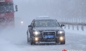 黑龙江五常：暴风雪致高速公路行车困难