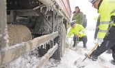 多地持续应对风雪降温天气：保出行畅通 守民生底线