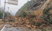 湖南安化县国道G536线发生山体崩塌 交警提醒雨季期间谨慎通行