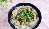 腌萝卜米线的做法