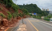 湖北宜昌公路发生山体滑坡险情 公路部门连夜抢修保障道路畅通