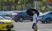 海南近40℃高温将持续至10日 市民们需防暑降温措施