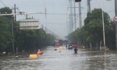 南昌暴雨市区多处积水严重 81条公交线路停运10条改道
