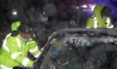 黑龙江讷河市路段出现结冰现象 交警大队及时救出60多名被困群众