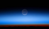 NASA将“地球反照(Earthshine)”描述为“奇异美丽的光辉”
