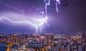 打雷可以在室内玩手机吗 打雷能不能玩手机