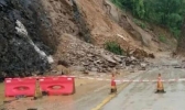 广西强降雨部分公路发生边坡塌方 交警提醒过往车辆需绕行