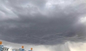 甘肃嘉峪关雷雨来袭 上空出现雨幡奇景