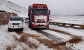 玉树市再次降雪  导致车辆滞留严重