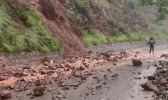 云南宾川暴雨部分道路出现塌方 交通部门冒雨抢修