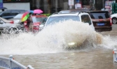 台风美莎克经过辽宁多地大暴雨 市民外出注意交通安全