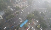 天津遭遇强降雨 部分路段积水难行