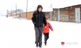 内蒙古呼伦贝尔漫天飞雪 到处银装束裹