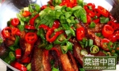 青红辣椒炒红烧肉的做法