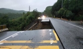 受持续强降雨影响 广东翁源县一路段发生塌方交通中断
