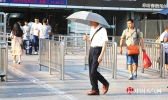 重庆40℃高温下旅客各式撑伞show