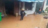 暴雨连袭甘肃成县 村民院落水流“成河”