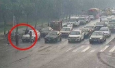 绿灯为过马路老人多亮了97秒是什么梗？老人过马路全过程！