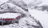 丽江玉龙雪山8月飘雪是怎么回事 玉龙雪山飘雪现场画面曝光