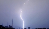 今明两天广东天气炎热伴有雷雨