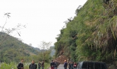持续降雨致湖北十堰山体滑坡 村名出行受阻