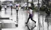 白露节气广东雷雨天气频繁 市民外出备好雨具躲避雷电