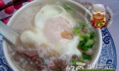 窝蛋牛肉粥的做法
