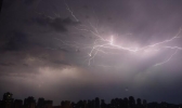 广东今日以雷雨天气为主 伴有35℃左右的高温