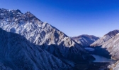 美美美！四川田湾河冬雪已至秋未尽 彩林与雪山交相辉映