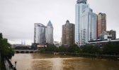 贵阳强降雨致南明河水上涨 沿河步道封闭