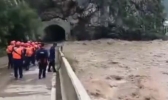四川甘洛县暴雨引发山体垮塌 消防大队紧急转移师生百余人