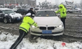 在大雪纷飞的日子里 别忘了他们带给我们的雪中温情