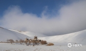 2019年甘肃首场降雪落敦煌 游客5A景区赏美景