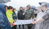 冒大雨、踏泥泞，省委书记指导巢湖防汛救灾工作