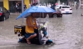 成都暴雨多路段积水严重交通管制 市区45条公交线路绕行