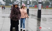 重庆迎新年首波降温 市民风中瑟瑟发抖