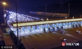 航拍国庆假期车流小高峰 南京高速公路“灯光长龙”