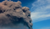 紧急！巴厘岛火山灰令机场延长关闭 大量游客受困岛上