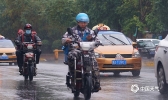 “巴威”影响哈尔滨 市民“全副武装”冒雨出行